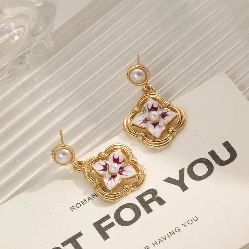 Alloy French Retro Flower Pearl Earrings with Electroplating for Women