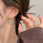 Alloy French Retro Flower Pearl Earrings with Electroplating for Women