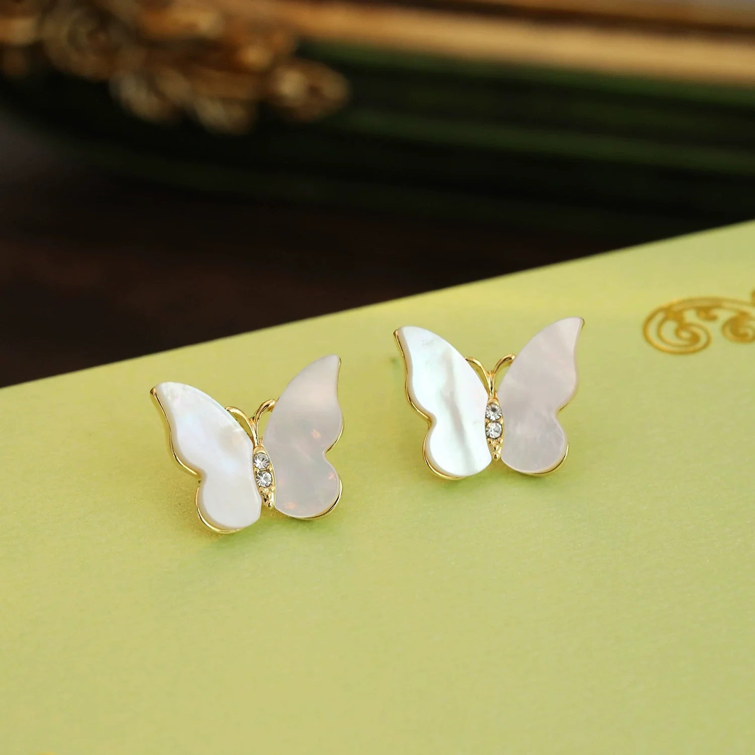 Wholesale Copper Geometric Heart Stud Earrings for Women with Electroplating Treatment