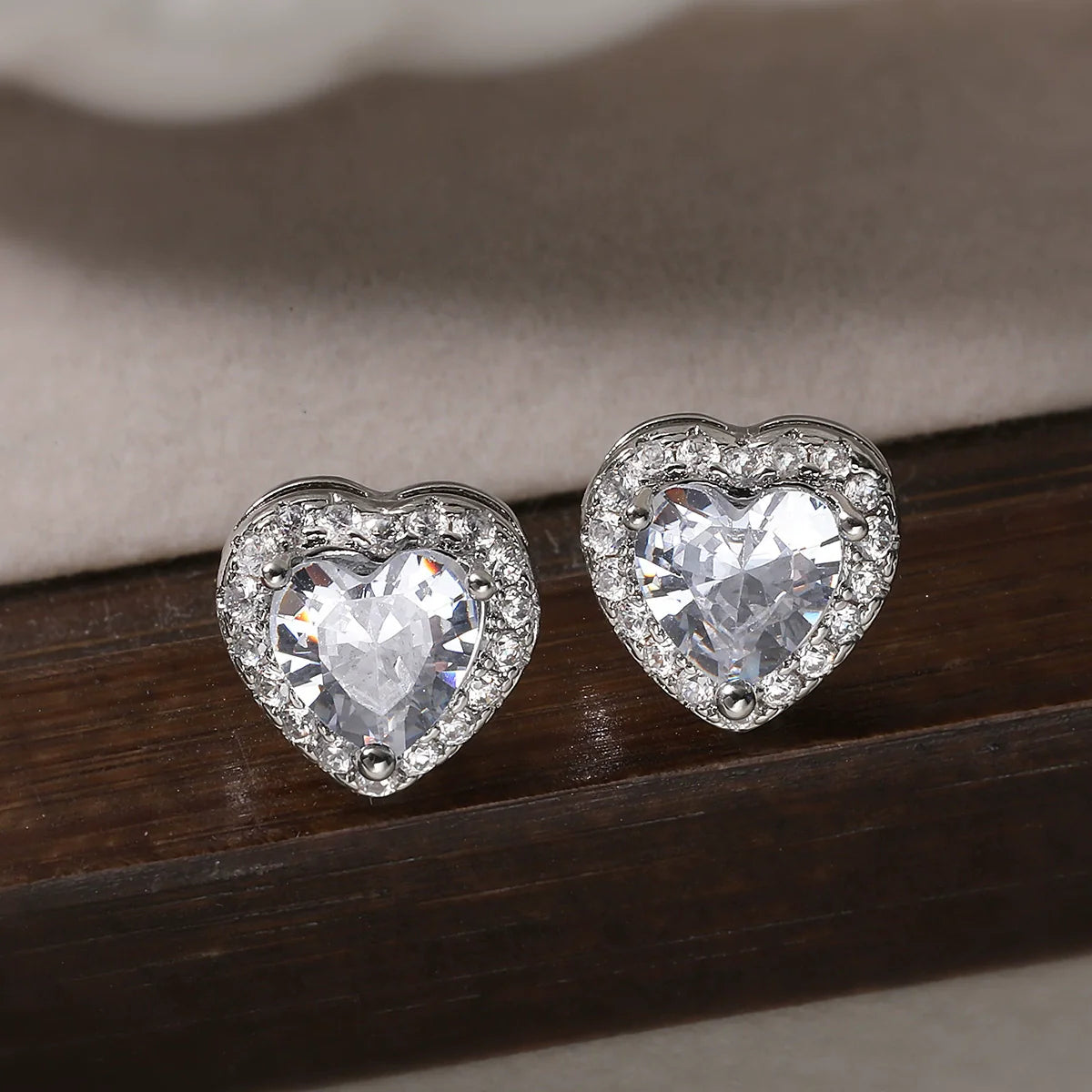 La Étoile Heart Sparkle Studs
