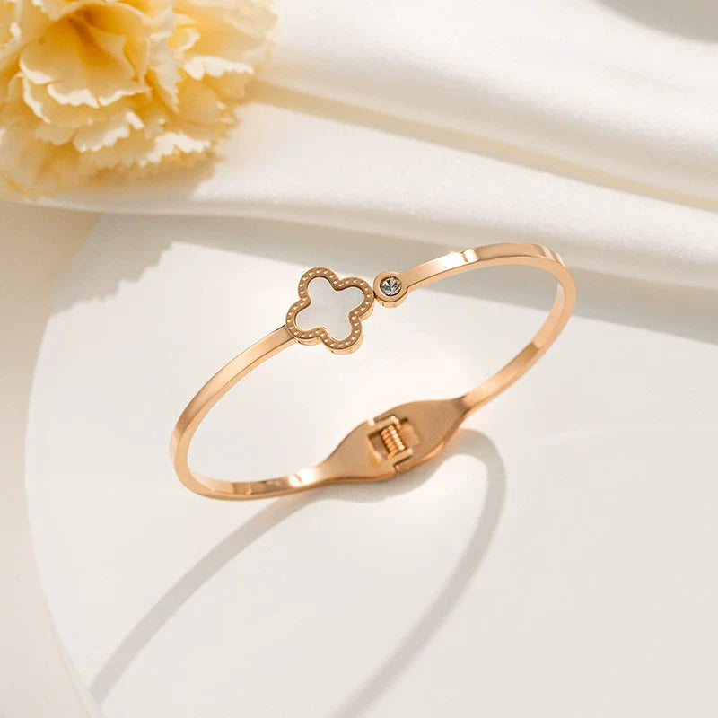 Wholesale Women'S Simple Titanium Steel Shell Acrylic Bracelet with Fourleaf Clover Pattern Inlaid with 18K Rose Gold